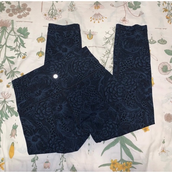 30 -Lululemon wunder under crop- high rise -21” inseam - navy/blk paisley - Picture 4 of 6